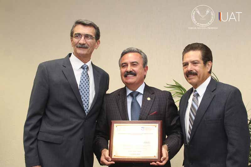 La Capital | Entrega Rector Reconocimiento Orgullo UAT En Nuevo Laredo