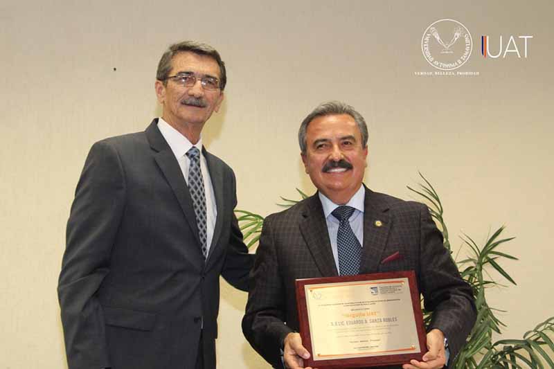 La Capital | Entrega Rector Reconocimiento Orgullo UAT En Nuevo Laredo