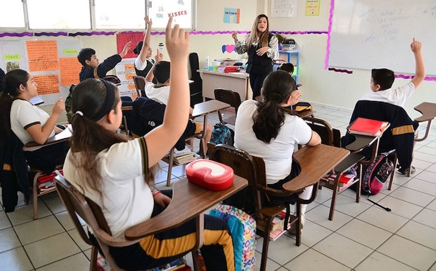 2025-03-23-200445aula_salon_de_clases_alumnos_y_maestra.png