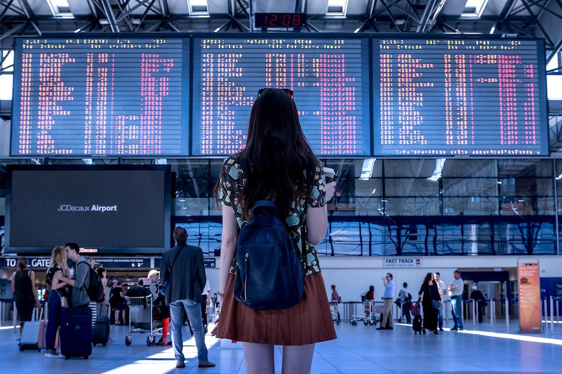 Aeropuerto mujer Planifica tu viaje paso a paso.png