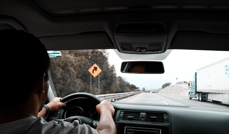 CONDUCTOR EN CARRETERA.png