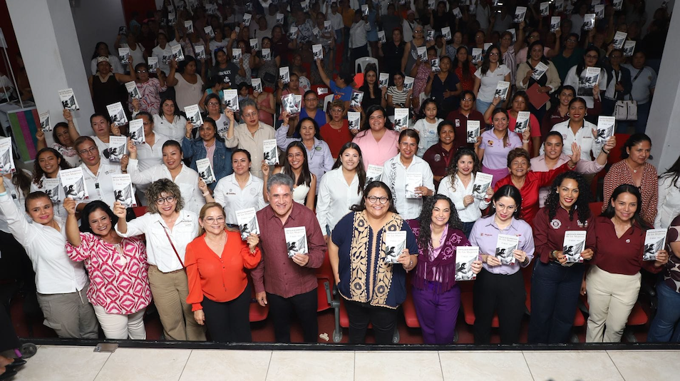 Citlalli Hernández en altamira con mujeres (1).png