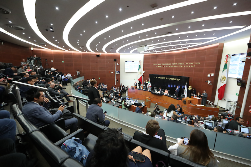 DIPUTADOS EN PLENO CAMARA.png
