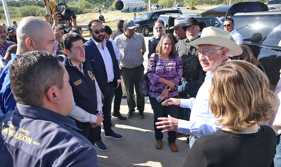EMBAJADOR DE EU KEN SALAZAR  1.png