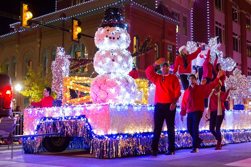 La Capital Santa Claus Pista De Hielo Y Luces Reciben A Turistas En