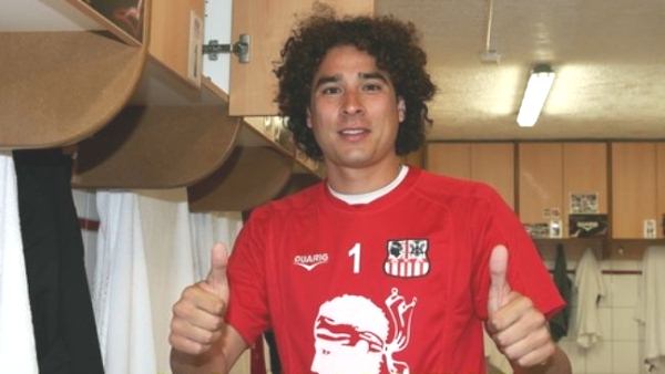 Guillermo-Ochoa-firma-Ajaccio-CD-OKA.jpg