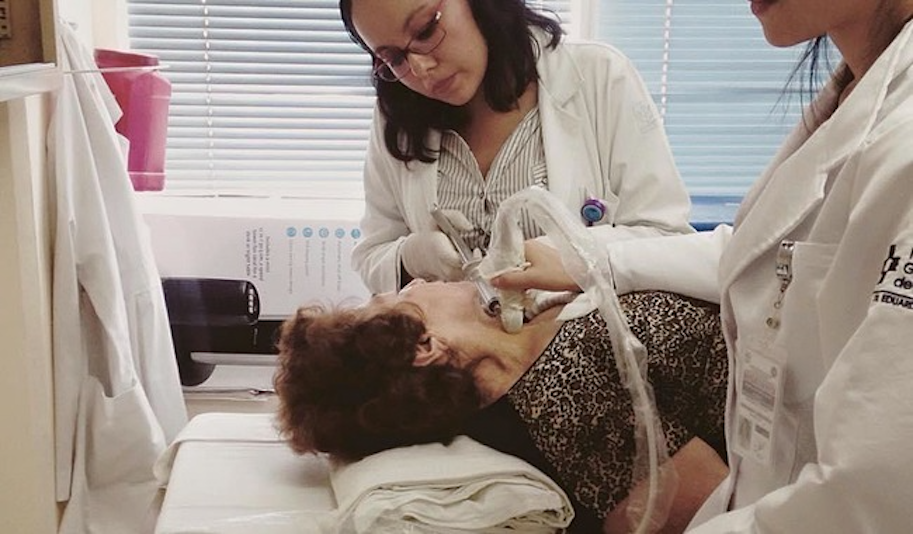 MUJER PACIENTE DE TIROIDES MEDICOS.png