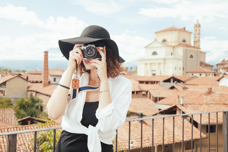 MUJER CON camara fotografica en viaje turístico.png