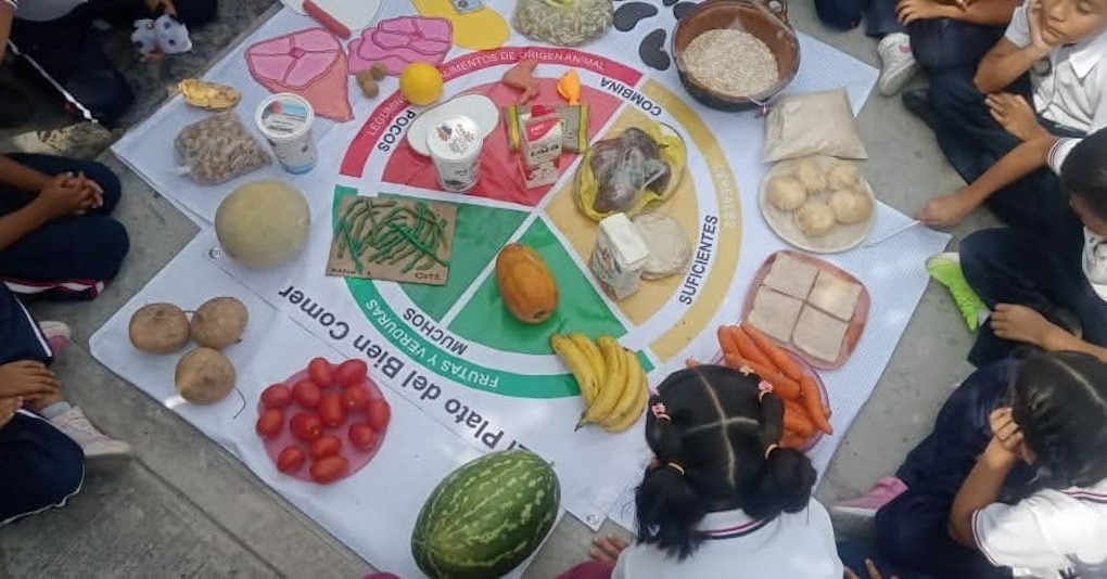 NIÑOS Y COMIDa saludable .png