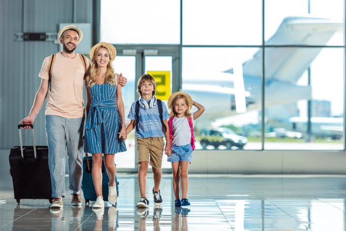 TURISTAS EN AEROPUERTO.jpg