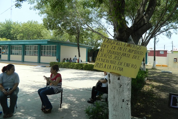 Trabajadores del CONALEP exigen el pago de su bono.JPG