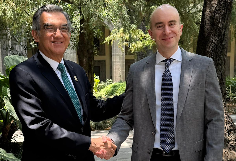  Americo gobernador y Carlos Torres Rosas coordinador programas de  bienestar .png