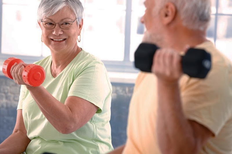 adultos mayores hacen ejercicio.png
