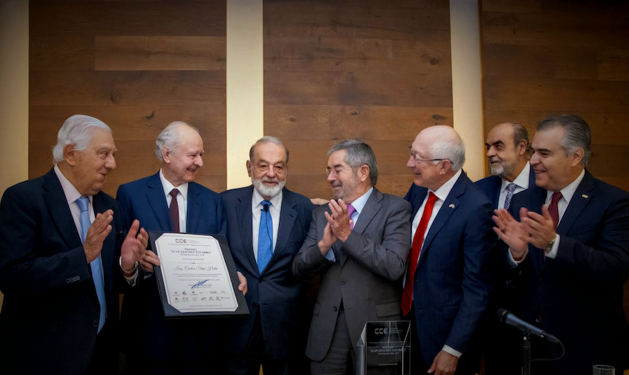 cce reconoce a carlos slim 1.png