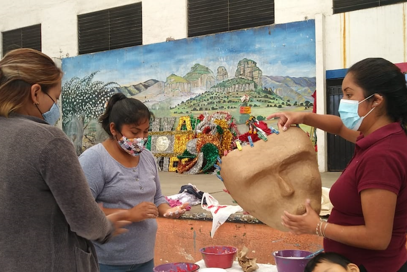 creativos de Morelos elaboran mojigangas.png