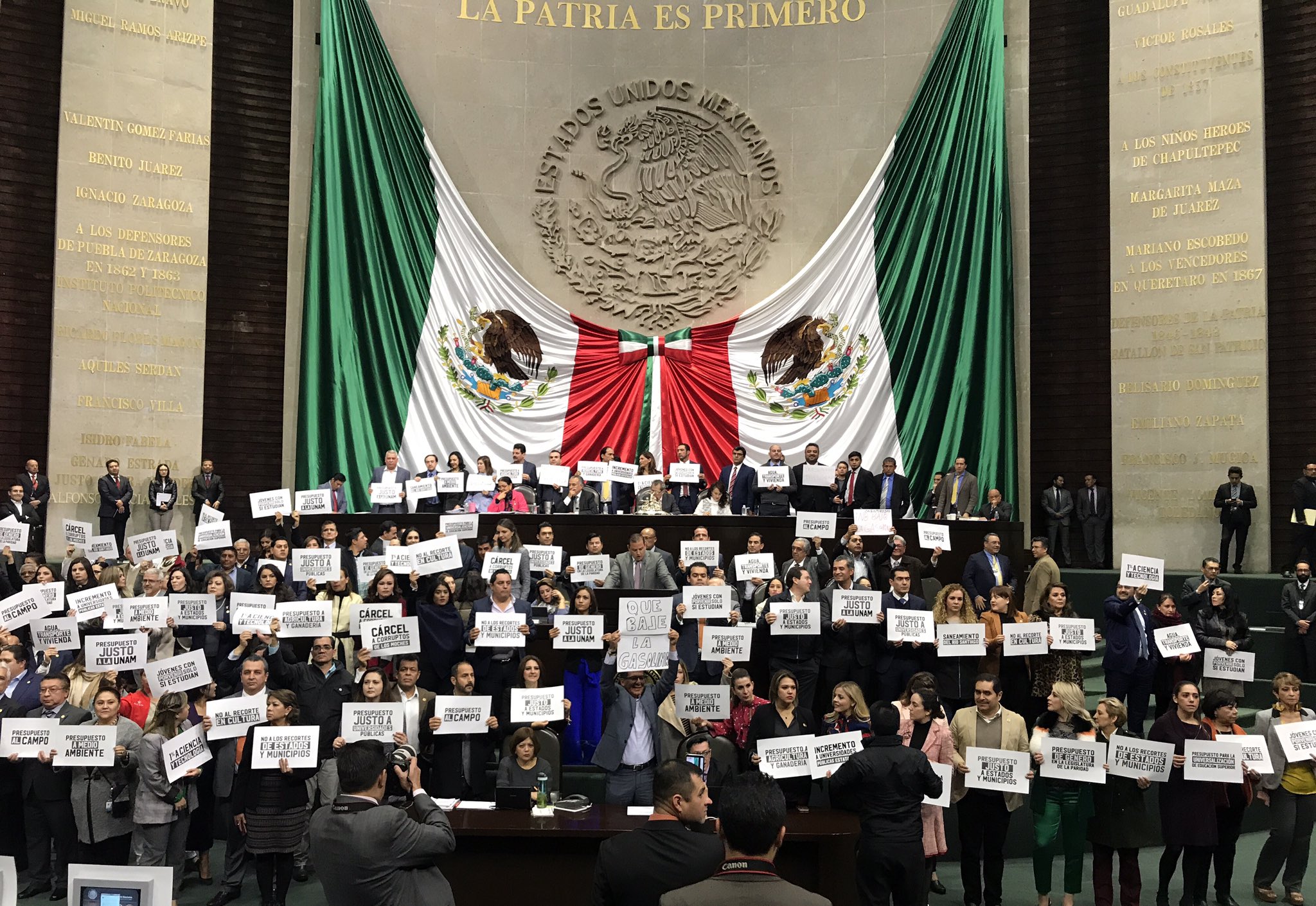 diputados toman tribuna.jpg