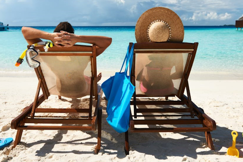pareja en la playa turismo.png